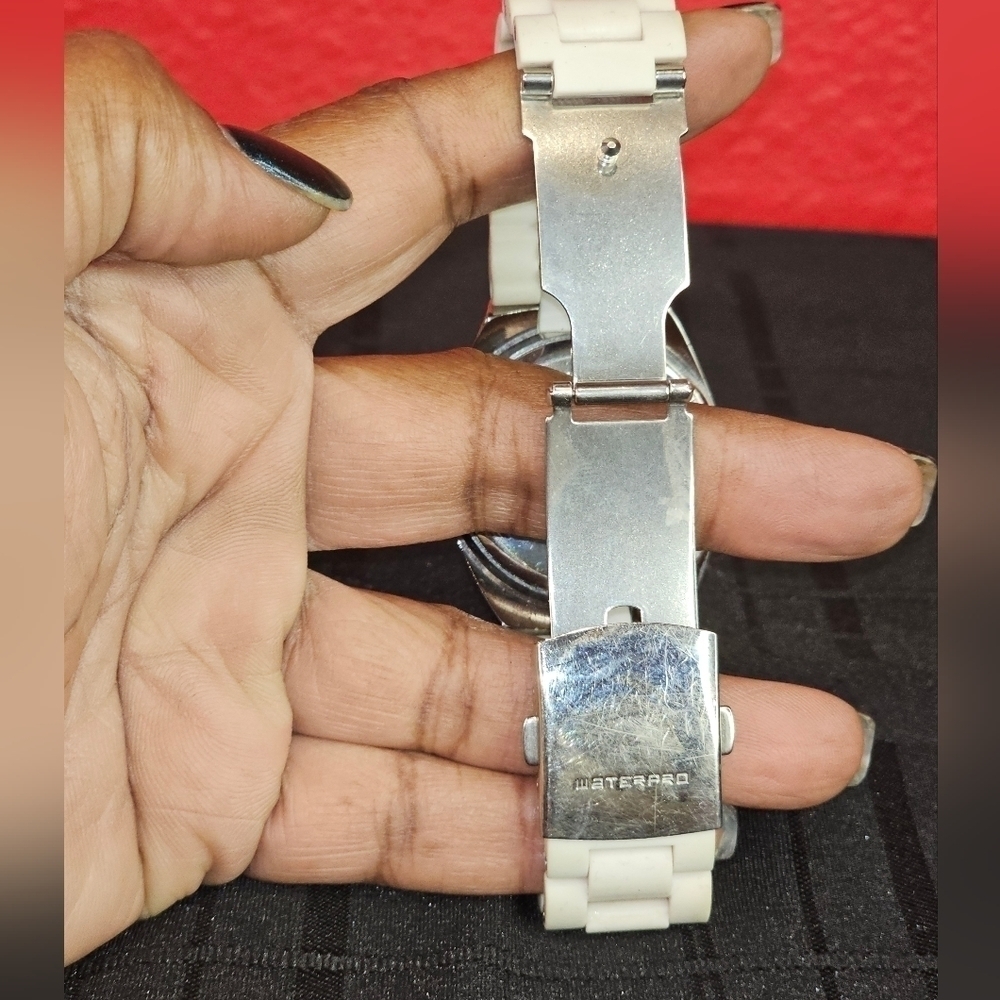 Vintage Guess Watch - Picture 5 of 10